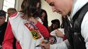 Roman Červenka podepisuje dres jedné z fanynek, která přišla na autogramiádu a vyfotit se s pohárem pro mistry světa