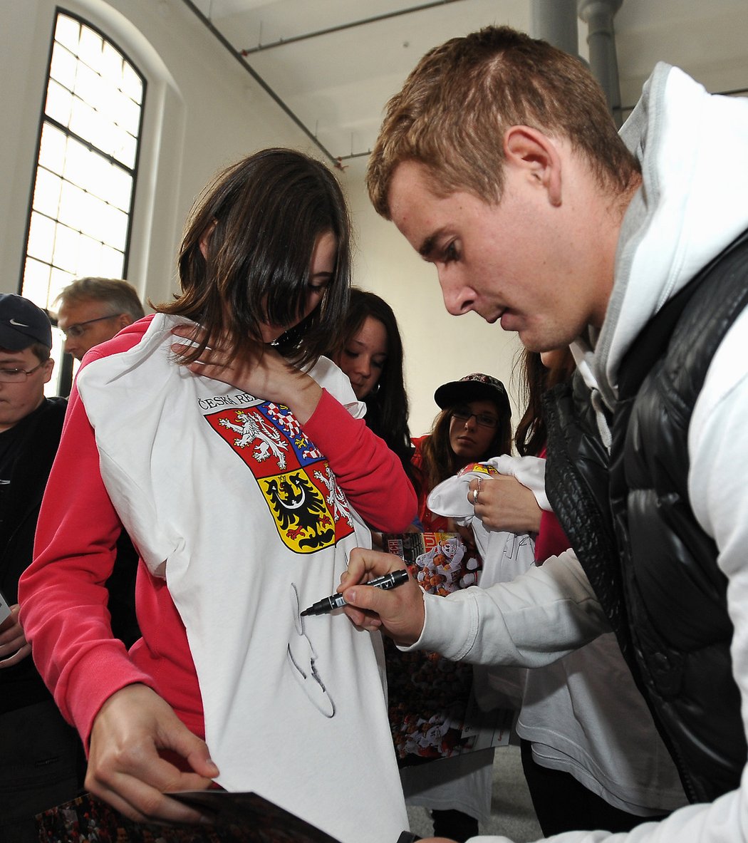 Roman Červenka podepisuje dres jedné z fanynek, která přišla na autogramiádu a vyfotit se s pohárem pro mistry světa