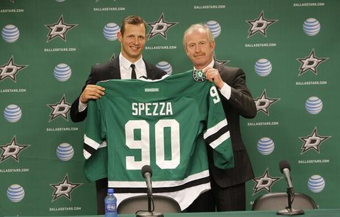 Jason Spezza se takhle v létě prezentoval s novým dresem.