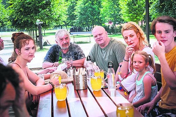 Celá rodina Veselých, která se místo k moři vydá na dovolenou po Česku.