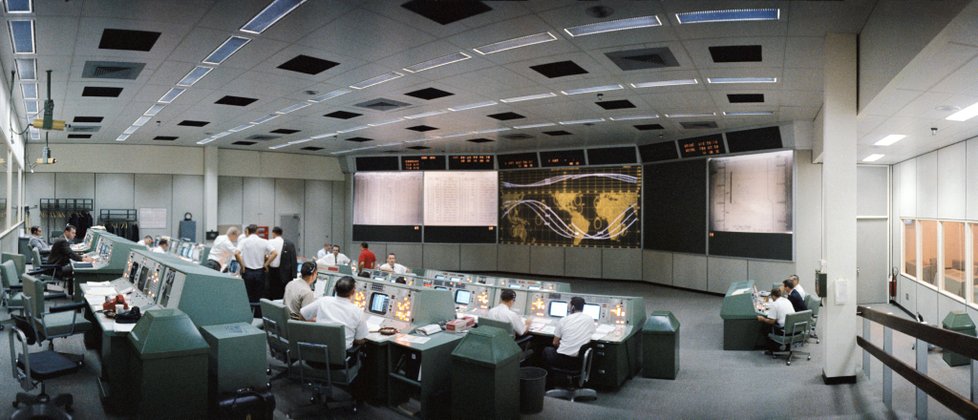 Kontrolní středisko NASA v Houstonu, Texasu. Fotografie byla pořízena v roce 1965 během mise Gemini 5
