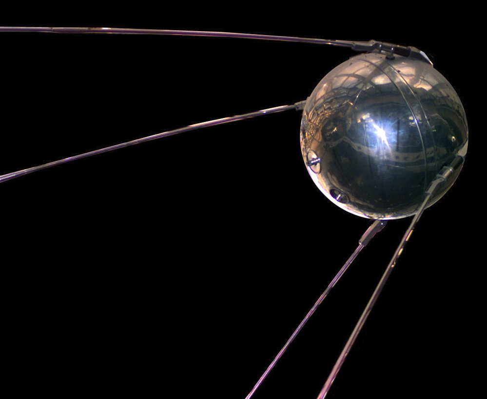 Rusové v tehdejším Sovětském svazu všechny překvapí, když v roce 1957 vypustí do vesmíru umělou družici Sputnik 1. Na fotografii je maketa družice