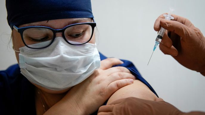 Medik v ruském městě Tver dostává dávku vakcíny Sputnik V.