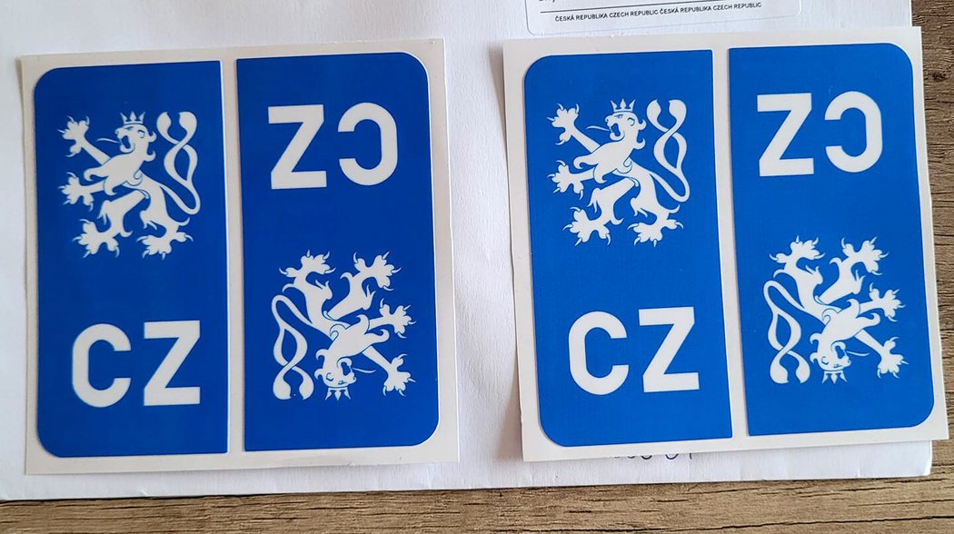 Samolepky na registrační značku lze objednat na internetu. I s poštovným vyjdou na 65 korun. Na výběr je český lev, česká vlajka nebo křížek pro přeškrtnutí symbolu EU.