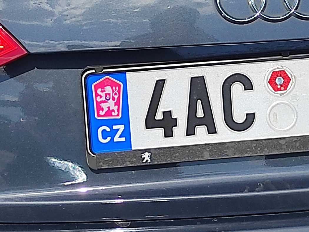Fantazii se meze nekladou. Tento řidič nahradil unijní symbol znakem socialistického Československa. Zmíněný státní znak se používal v době, kdy jsme vozy označovali symbolem CS.