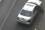 Řidič projížděl Argentinskou ulicí ve stříbrném mercedesu bez registračních značek. Měl zákaz řízení