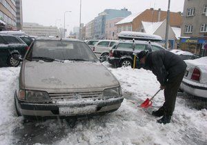 Řidiči, pozor. Za zasněženou SPZ hrozí až rok bez řidičáku.