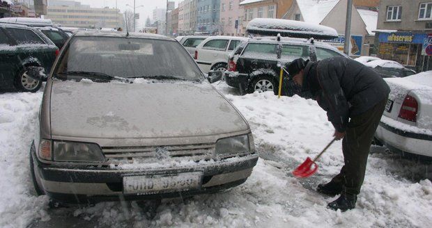 Řidiči, pozor. Za zasněženou SPZ hrozí až rok bez řidičáku.