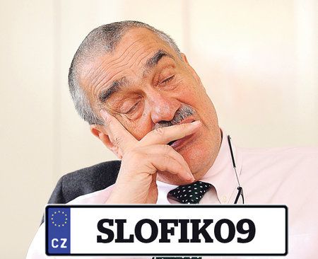 Karel Schwarzenberg, který rád podřimuje, by mohl mít například tuto SPZ.