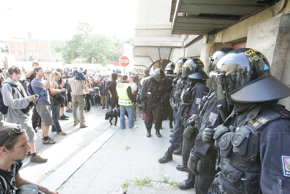 Na situaci dohlíží několik desítek těžkooděnců