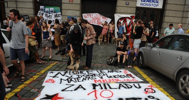 Squatteři a anarchisti protestovali na Senovážném náměstí