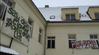 Skupina squatterů obsadila usedlost Šatovka v Šáreckém údolí
