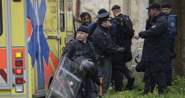 Policejní zásah proti squatterům v usedlosti Cibulka v Praze.