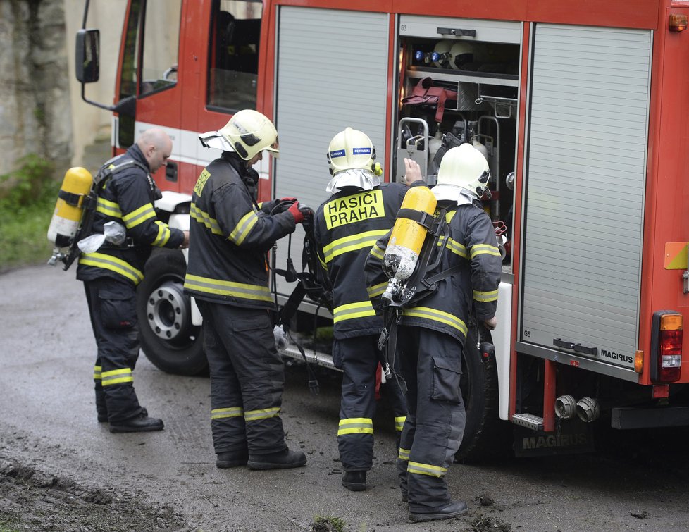 Policejní zásah proti squatterům v usedlosti Cibulka v Praze