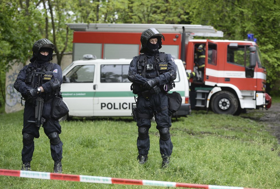 Policejní zásah proti squatterům v usedlosti Cibulka v Praze