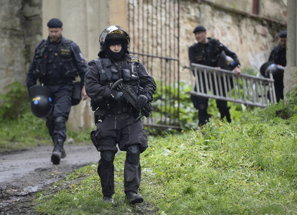 Policejní zásah proti squatterům v usedlosti Cibulka v Praze