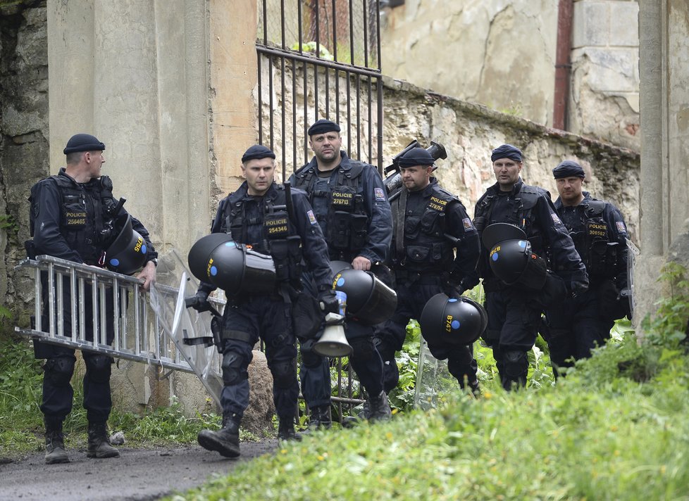 Policejní zásah proti squatterům v usedlosti Cibulka v Praze