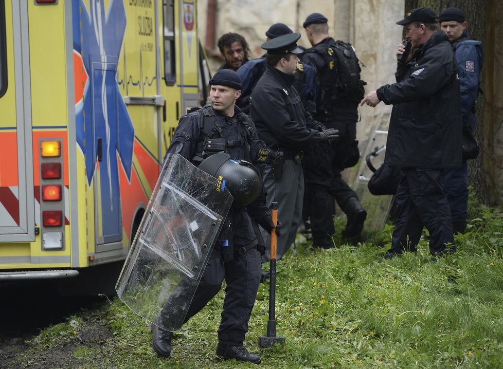 Policejní zásah proti squatterům v usedlosti Cibulka v Praze