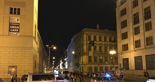 Squatteři obsadili dvě budovy v centru Prahy. Někteří večer a v noci posedávali a postávali na ulicích.
