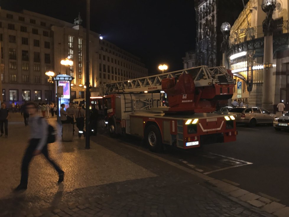 Squatteři obsadili dvě budovy v centru Prahy. Někteří večer a v noci posedávali a postávali na ulicích.