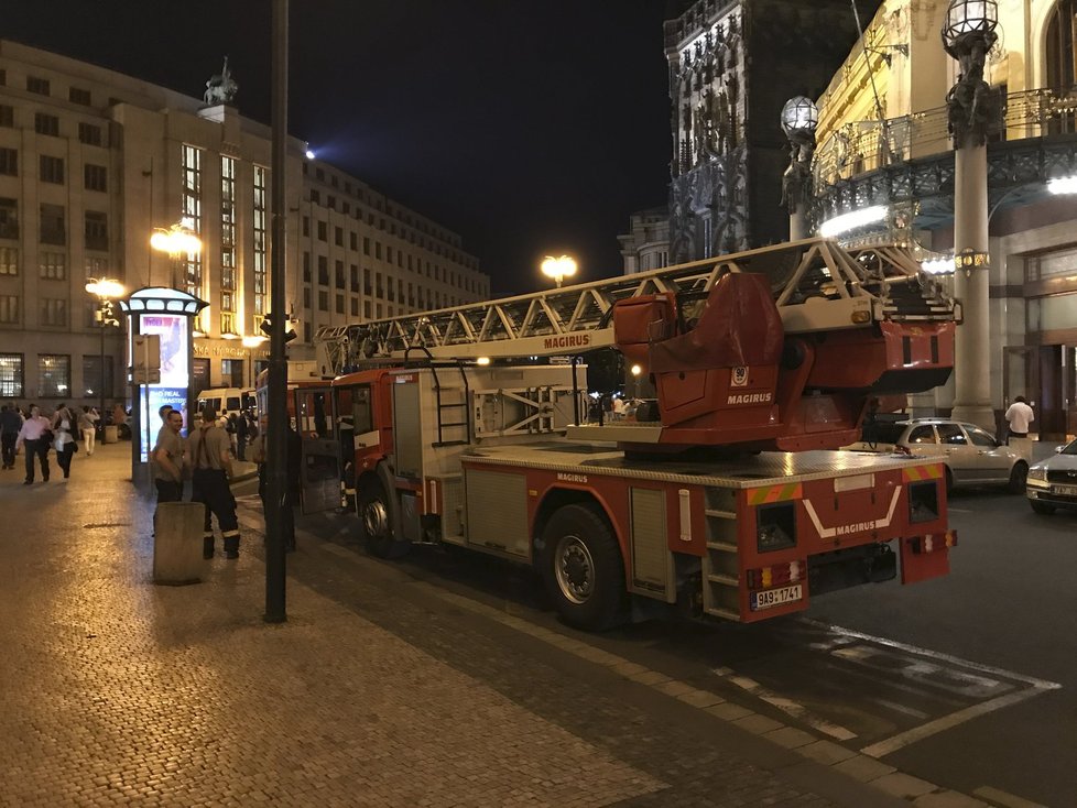 Squatteři obsadili dvě budovy v centru Prahy. Někteří večer a v noci posedávali a postávali na ulicích.