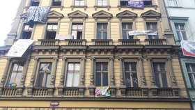 Squatteři obsadili domy v centru Prahy. Policie uzavřela ulici