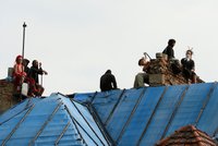 Na střechu vily Milada vylezlo 10 squatterů: Policie se je snažila dostat dolů celý den