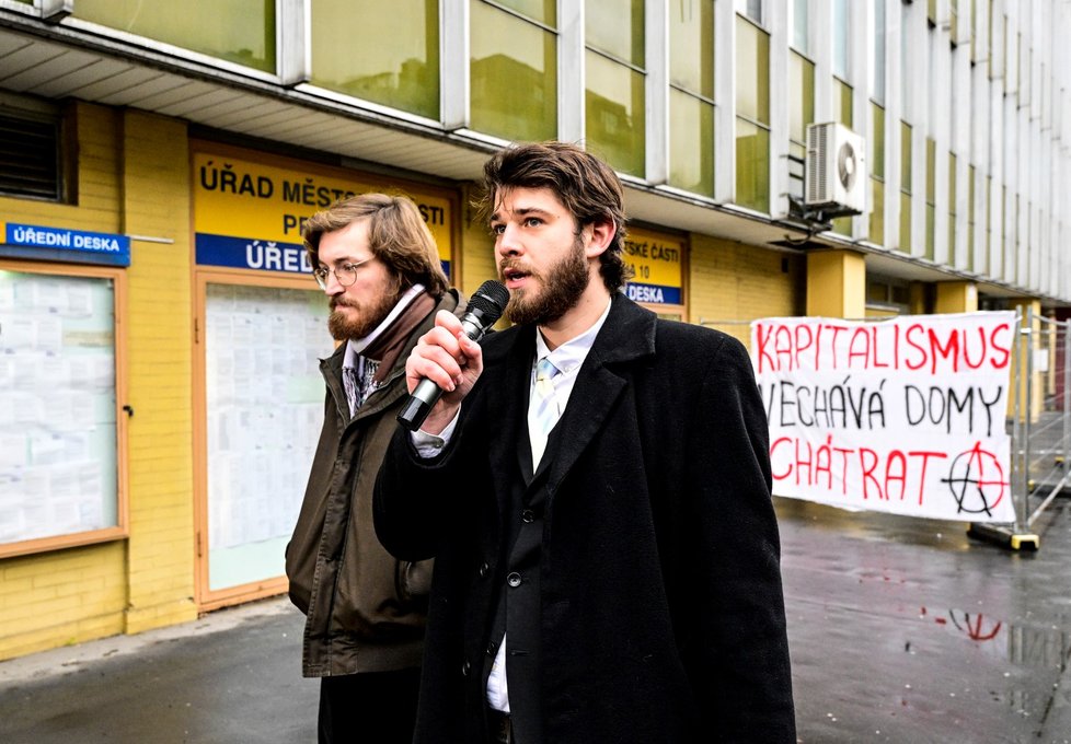 Squatteři obsadili dům ve Strašnicích. Praha 10 jim slíbila jiné místo pro vybudování komunitního centra