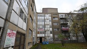 Squatteři ze skupiny Opravdu Dobré Squaty obsadili prázdný dům ve Strašnicích, kde chtějí vybudovat kulturní a sociální centrum po vzoru Kliniky. (26. listopad 2022)