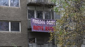 Squatteři ze skupiny Opravdu Dobré Squaty obsadili prázdný dům ve Strašnicích, kde chtějí vybudovat kulturní a sociální centrum po vzoru Kliniky. (26. listopad 2022)