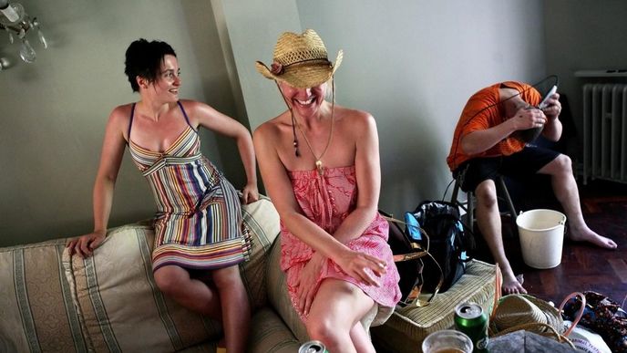 Squatterky Karina (28) z Polska a angličanka Meshell (36) se smějí Petovi, který si holí hlavu v nově obsazeném domě v Ingram Avenue.