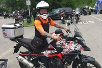 Motorkáři měli „rande“ s policisty: Buďte na cestách pokorní, vzkázal kamarádům jednonohý jezdec Aleš Eger (45)