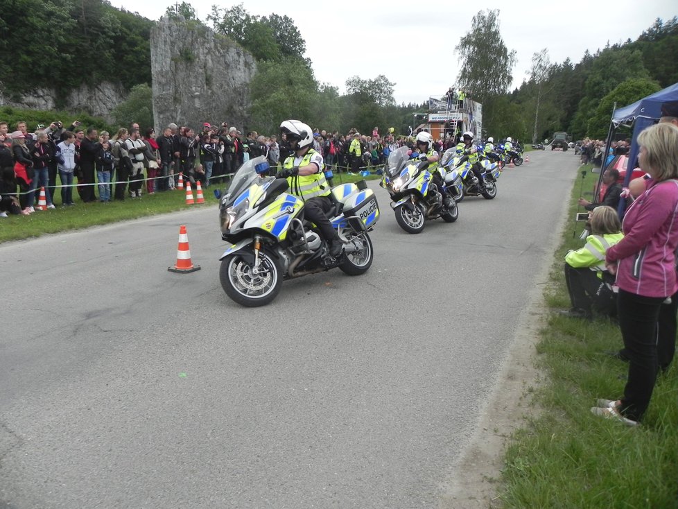 Atmosféra na setkání motorkářů a policie v areálu Sloupsko-šošůvských jeskyní. Exhibiční vystoupení jihomoravských dopravních policistů.