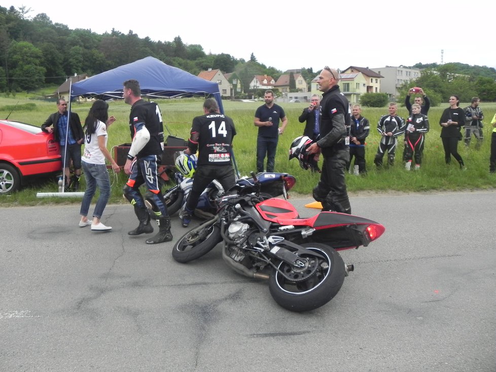 Atmosféra na setkání motorkářů a policie v areálu Sloupsko-šošůvských jeskyní.