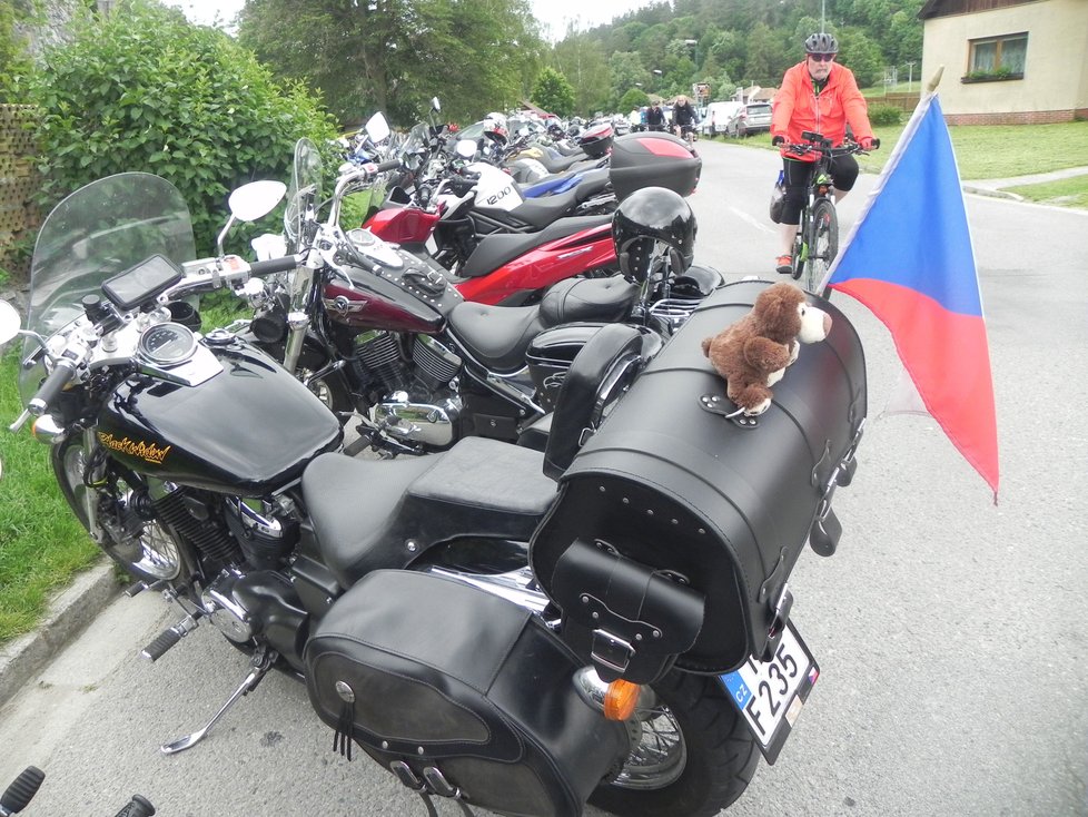 Atmosféra na setkání motorkářů a policie v areálu Sloupsko-šošůvských jeskyní.