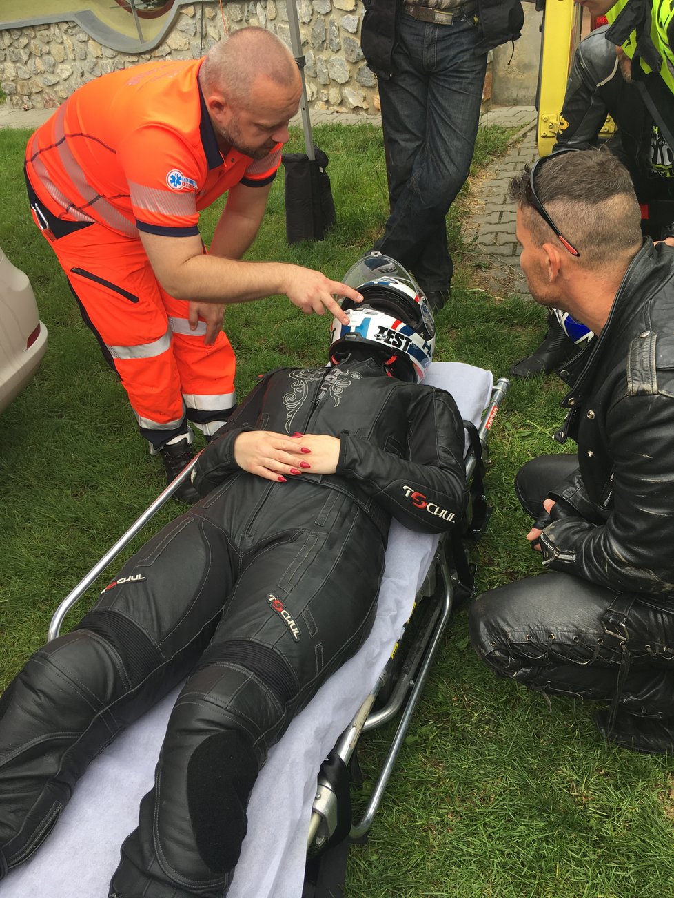 Atmosféra na setkání motorkářů a policie v areálu Sloupsko-šošůvských jeskyní. Praktickou formou se probírala i první pomoc.