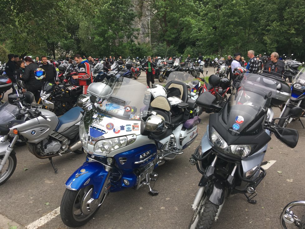 Atmosféra na setkání motorkářů a policie v areálu Sloupsko-šošůvských jeskyní.