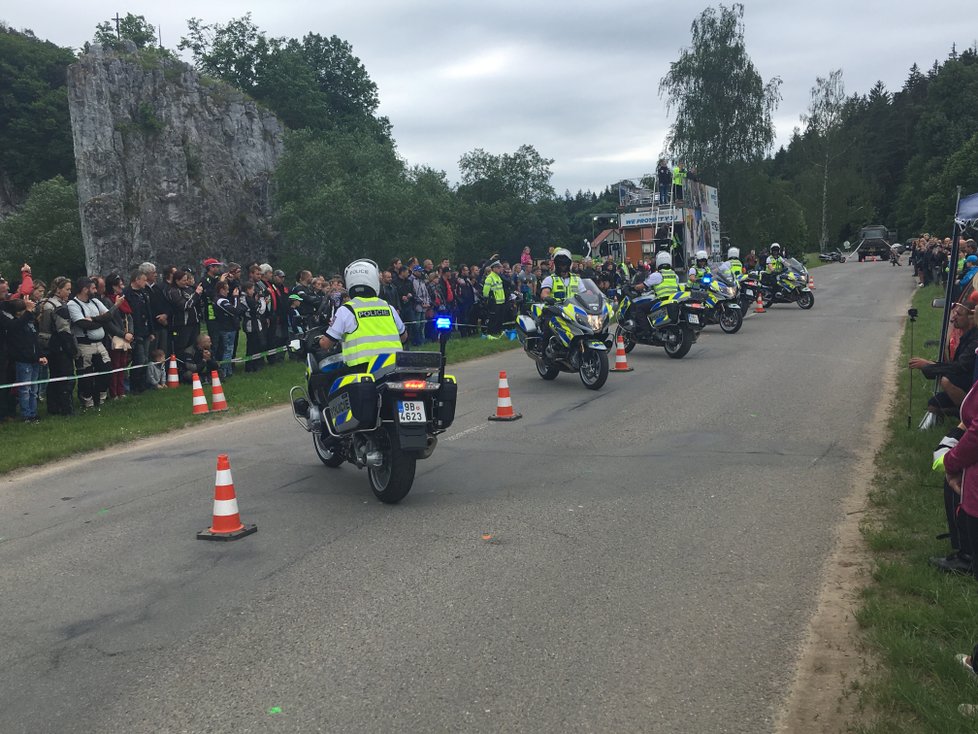 Atmosféra na setkání motorkářů a policie v areálu Sloupsko-šošůvských jeskyní. Exhibiční vystoupení jihomoravských dopravních policistů.