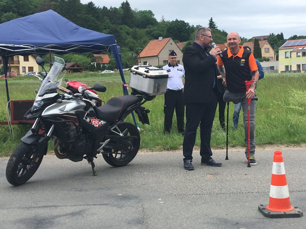 Atmosféra na setkání motorkářů a policie v areálu Sloupsko-šošůvských jeskyní. Moderátor Josef Melen s Alešem Egerem (vpravo).