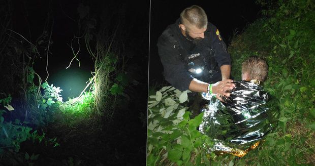 Strážník se zachráněným mužem (48) krátce poté, co přišel k sobě.