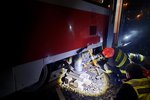 Náročný zákrok podstoupili ve čtvrtek večer hasiči v Brně. Zpod tramvaje vyprostili těžce zraněného seniora.