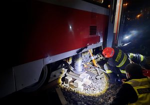 Náročný zákrok podstoupili ve čtvrtek večer hasiči v Brně. Zpod tramvaje vyprostili těžce zraněného seniora.