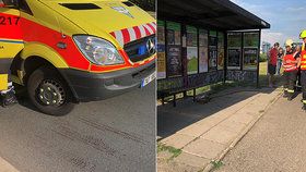 Muže na autobusové zastávce v ulici Průmyslová s křižovatkou Rabakovská srazil autobus a odjel.