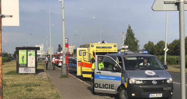 Muže na autobusové zastávce v ulici Průmyslová s křižovatkou Rabakovská srazil autobus a odjel.