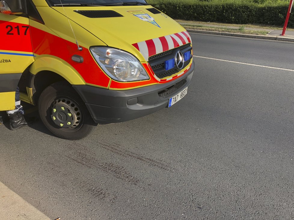 Muže na autobusové zastávce v ulici Průmyslová s křižovatkou Rabakovská srazil autobus a odjel.