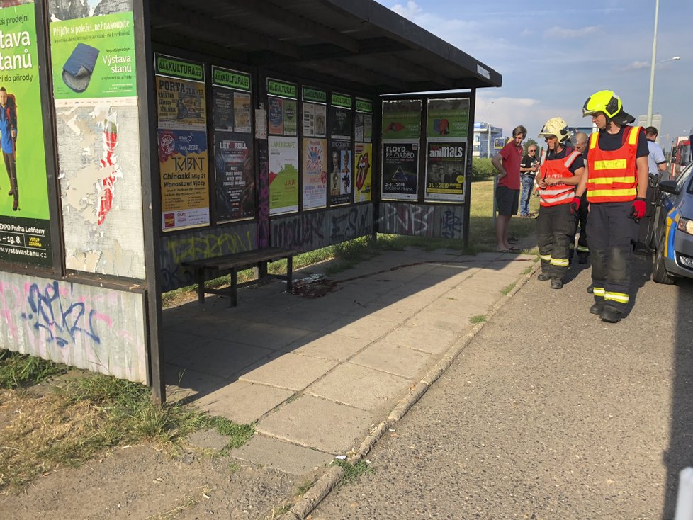 Muže na autobusové zastávce v ulici Průmyslová s křižovatkou Rabakovská srazil autobus a odjel.