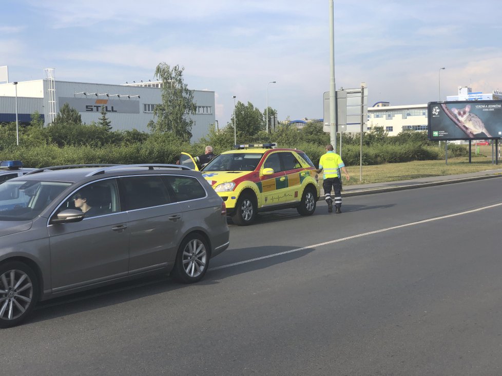 Muže na autobusové zastávce v ulici Průmyslová s křižovatkou Rabakovská srazil autobus a odjel.