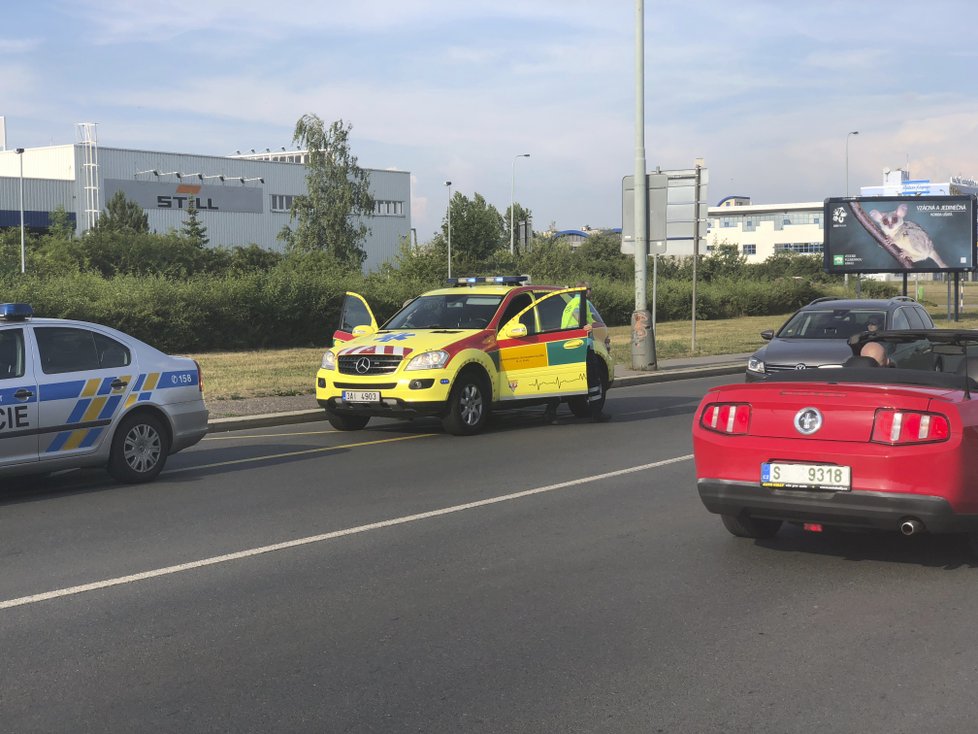 Muže na autobusové zastávce v ulici Průmyslová s křižovatkou Rabakovská srazil autobus a odjel.