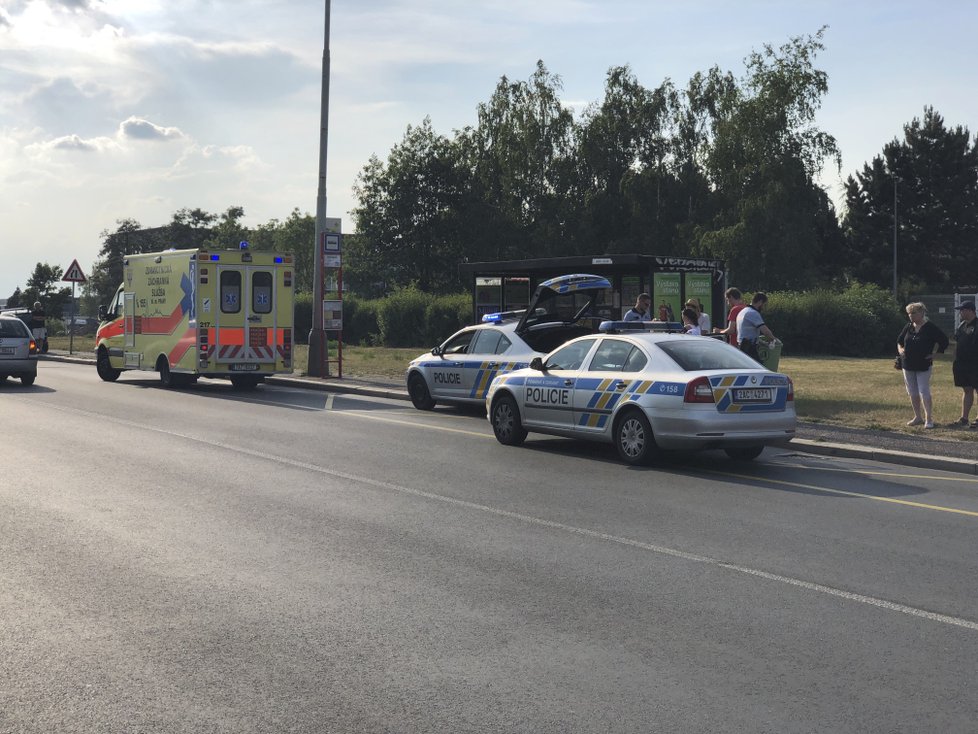 Muže na autobusové zastávce v ulici Průmyslová s křižovatkou Rabakovská srazil autobus a odjel.