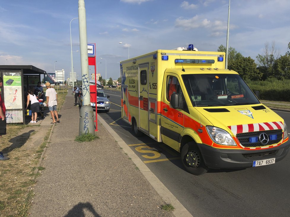 Muže na autobusové zastávce v ulici Průmyslová s křižovatkou Rabakovská srazil autobus a odjel.